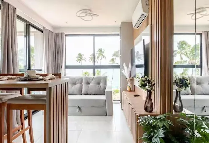Flat pé na areia e vista mar
